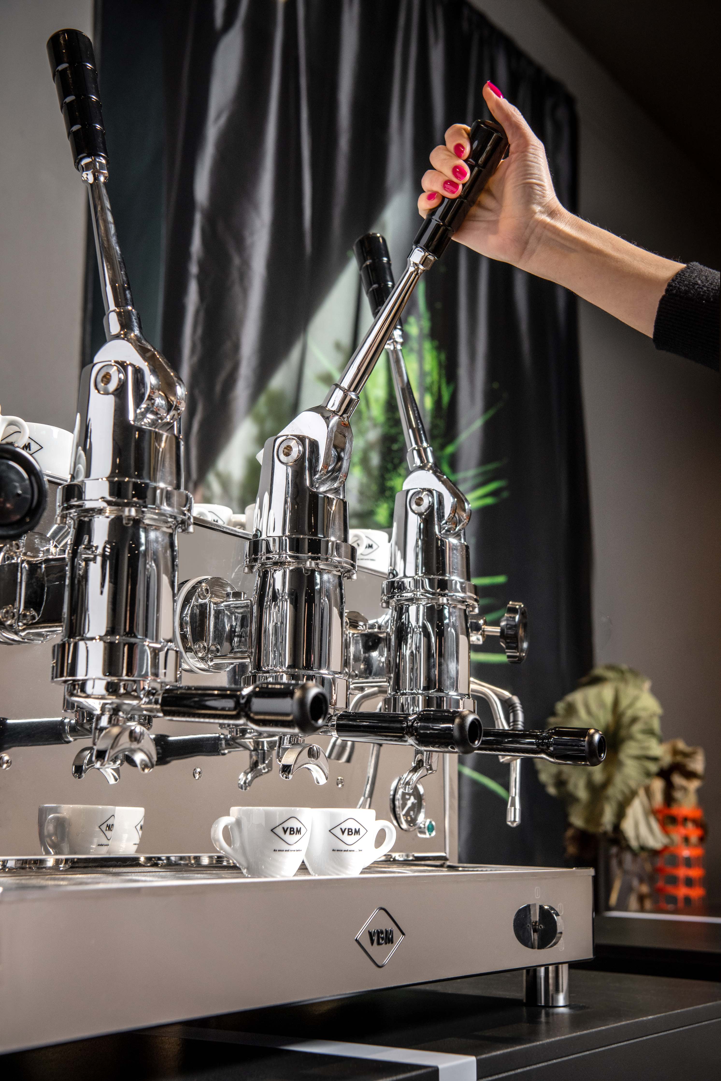 Piston espresso outlet machine